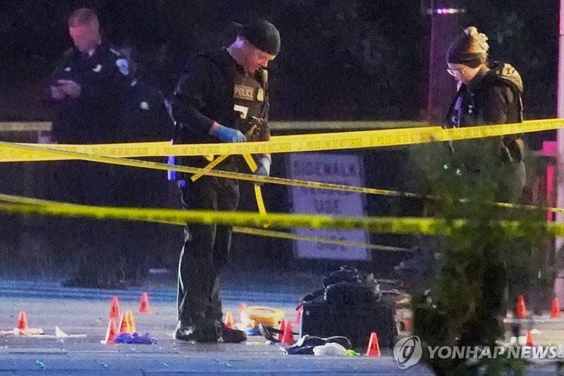 백악관 인근 총격 현장 조사 중인 미국 비밀경호국과 경찰 (출처=연합뉴스)
