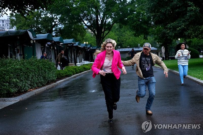 백악관 인근 총격에 대피 중인 기자단 (출처=연합뉴스)