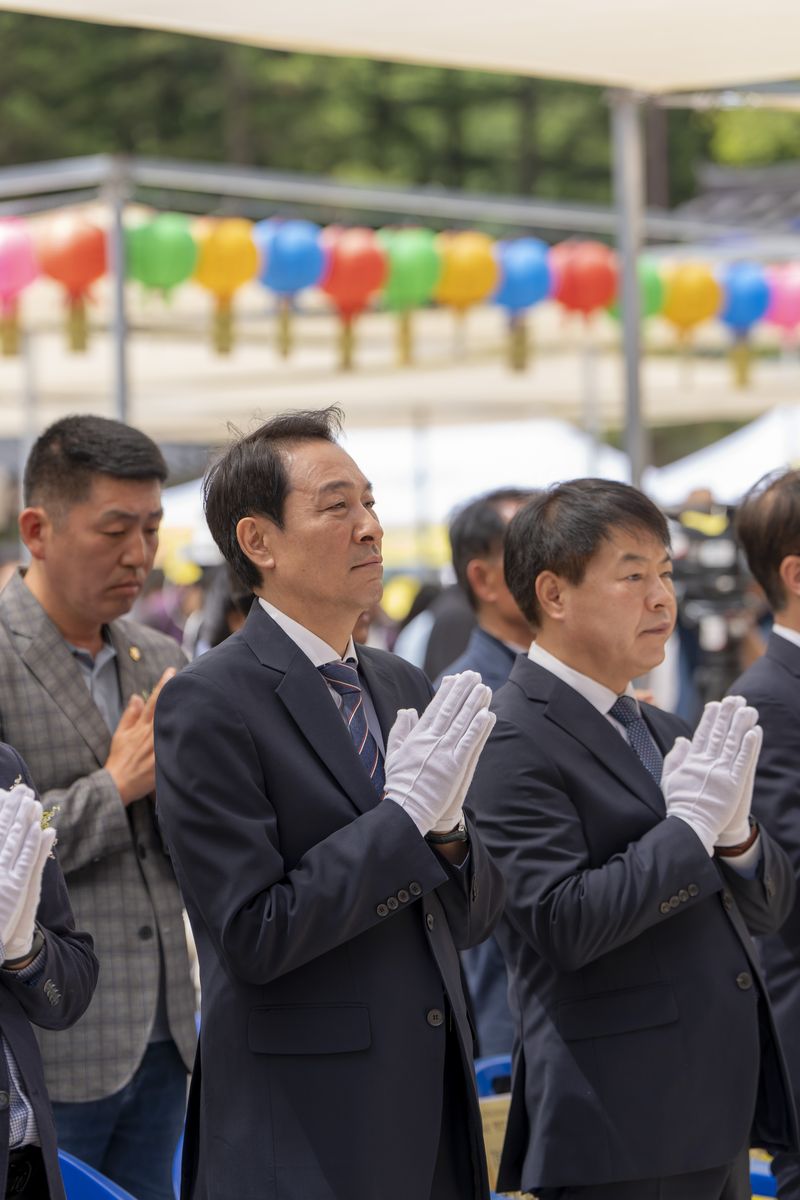 우상호 더불어민주당 강원도지사 후보는 24일 부처님오신날을 맞아 평창 오대산 월정사에서 열린 봉축법요식에 참석했다. 우상호 캠프 제공