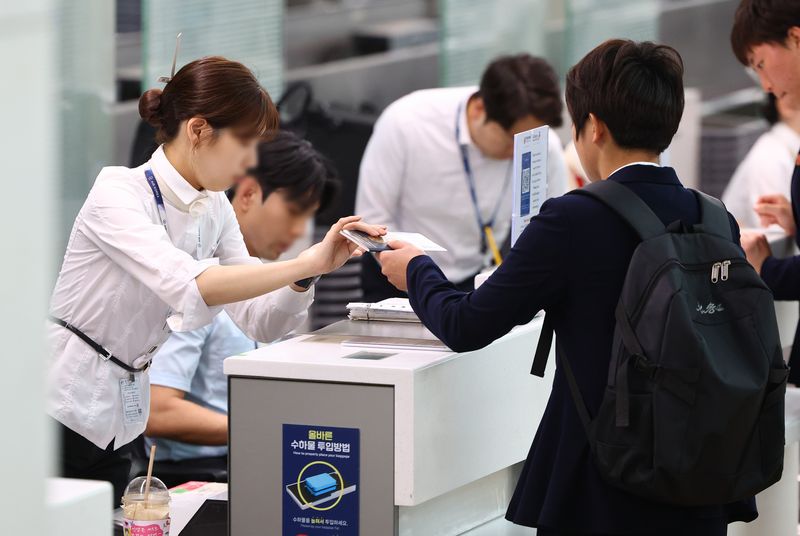 2025~2026시즌 아시아축구연맹(AFC) 여자 챔피언스리그(AWCL) 출전을 위해 방남했던 북한 내고향여자축구단 선수들이 24일 오후 인천국제공항 1터미널에서 여권을 이용해 출국 수속을 밟고 있다. 뉴시스
