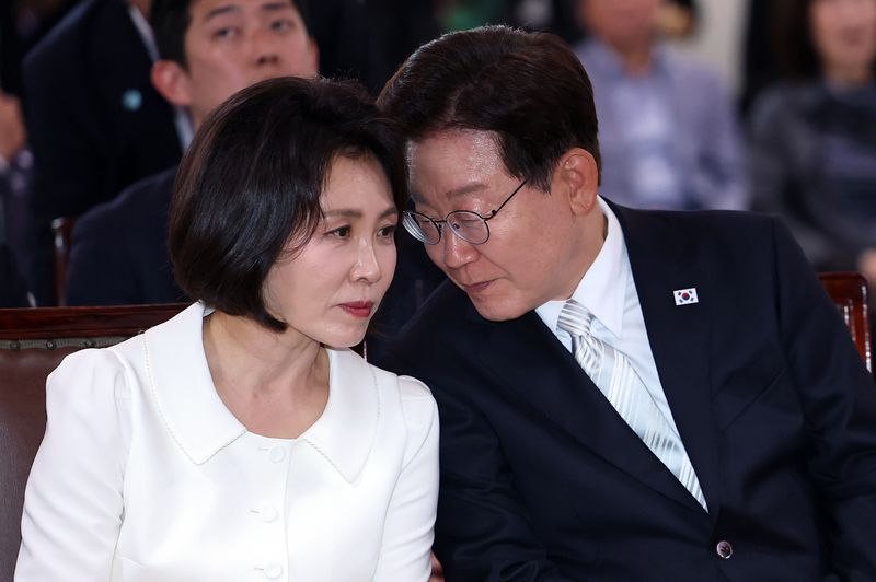 이재명 대통령과 김혜경 여사가 24일 경기도 양주시의 한 사찰에서 열린 불기 2570년 부처님오신날 봉축법요식에 대화를 하고 있다. 청와대통신사진기자단