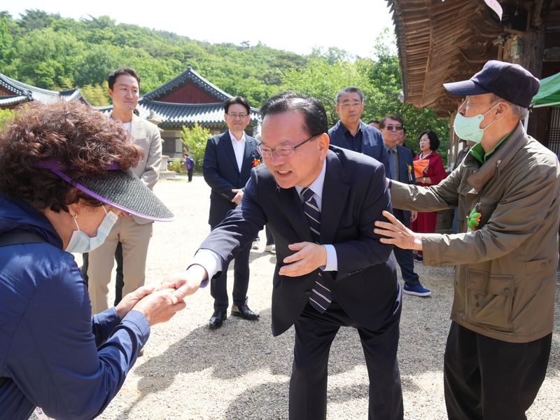 동화사 찾은 김부겸 대구시장 후보 (출처=연합뉴스)