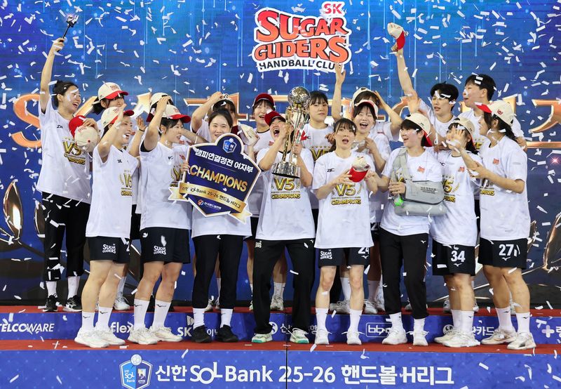 SK슈가글라이더즈 선수들이 4일 오후 서울 송파구 올림픽공원 핸드볼경기장에서 열린 신한 SOL Bank 25-26 핸드볼 H리그 여자부 시상식에서 통합우승 트로피를 들고 기뻐하고 있다. 2026.5.4 ⓒ 뉴스1 안은나 기자