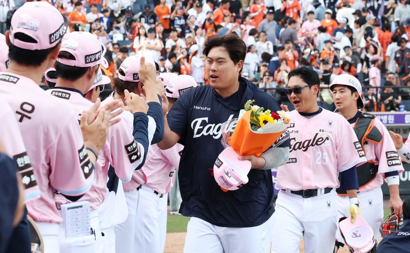 한화이글스 류현진이 24일 대전 한화생명볼파크에서 열린 2026 신한 SOL KBO리그 두산 베어스와의 경기에서 승리 투수가 되며 KBO·MLB 통산 200승을 달성, 동료들의 축하를 받고 있다. 2026.5.24 ⓒ 뉴스1 김기남 기자