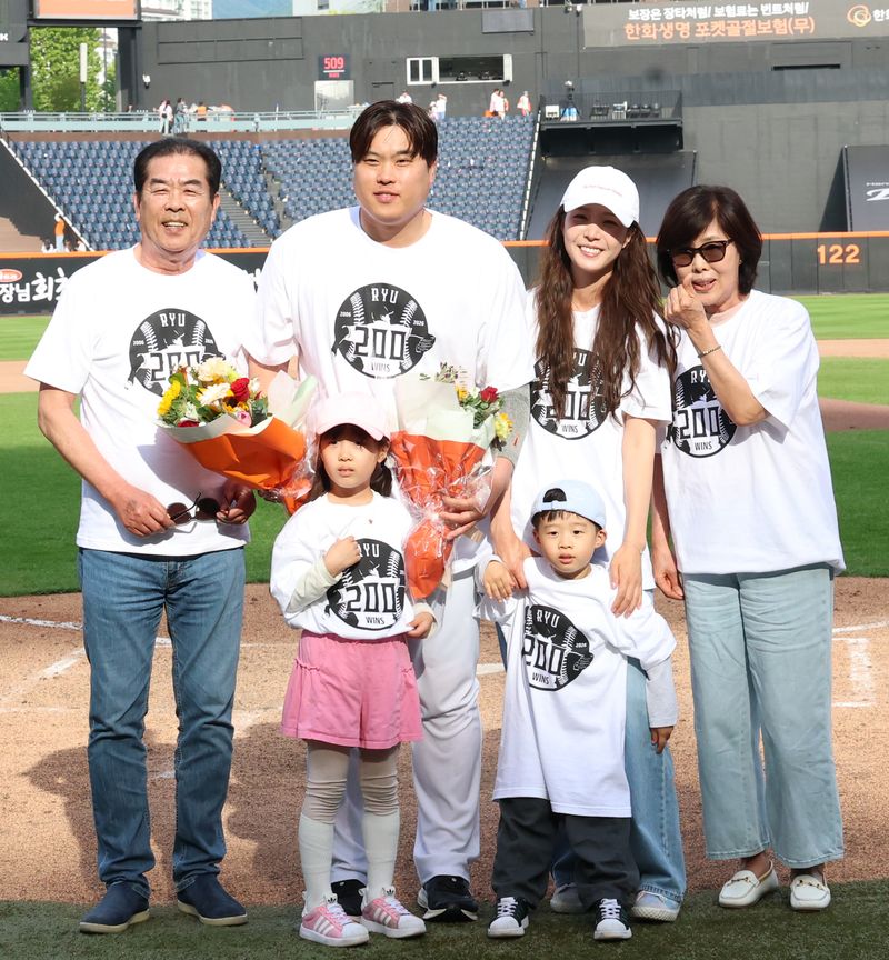 한화이글스 류현진이 24일 대전 한화생명볼파크에서 열린 2026 신한 SOL KBO리그 두산 베어스와의 경기에서 승리하며 KBO·MLB 통산 200승을 달성한 뒤 가족들과 기념 촬영을 하고 있다. 2026.5.24 ⓒ 뉴스1 김기남 기자