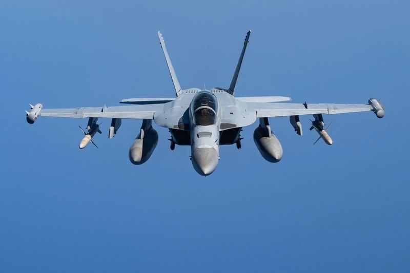 현대 전장의 눈과 귀를 장악하는 미 해군의 EA-18G '그라울러' 전자전기. 적의 레이더망과 주파수를 무력화하는 전자기전 주도권은 국지전 승리와 초연결 통합 전장의 판도를 바꾸는 킬웹(Kill Web) 전장의 핵심 비대칭 전력으로 평가받는다. 미 국방영상정보배포서비스(DVIDS) 캡처