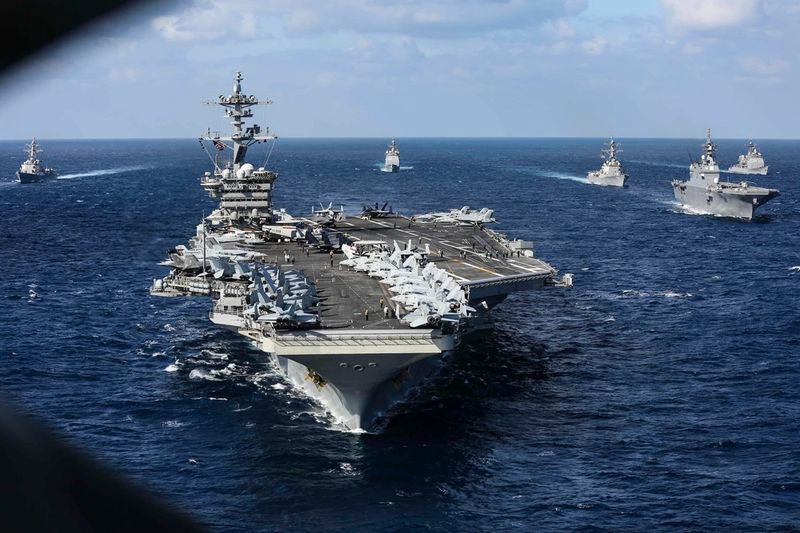 에이브러햄 링컨함(CVN 72)이 지난 2022년 1월 22일 필리핀해에서 니미츠급 항공모함칼 빈슨함(CVN 70), 일본 해상자위대(JMSDF) 휴가급 헬기 구축함 휴가함(DDH 181), 아메리카급 강습상륙함 아메리카함(LHA 6), 알레이 버크급 유도미사일 구축함 스프루언스함(DDG 111)등과 대형을 이루어 항해하고 있다. 미 국방영상정보배포서비스(DVIDS) 캡처