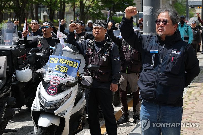 구호 외치는 배달·화물 노동자들 (출처=연합뉴스)