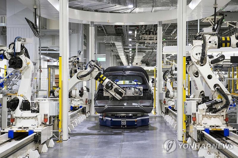 현대차그룹 싱가포르 글로벌 혁신센터(HMGICS)에서 로봇이 아이오닉5를 조립하는 모습 (출처=연합뉴스)