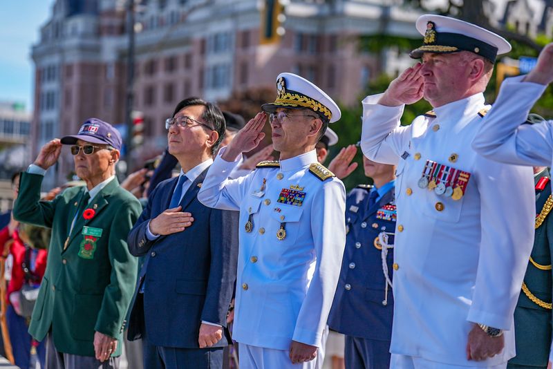 5일(한국 시간) 캐나다 빅토리아 6·25전쟁 참전용사 기념비 앞에서 열린 추모 행사에서 김경률 해군참모총장(가운데)과 데이비드 펫첼(David Patchell·소장) 캐나다 태평양사령관(맨 오른쪽), 임기모 주캐나다 대한민국대사(왼쪽 두번째)를 비롯한 주요 내빈들이 참배하고 있다. 해군 제공
