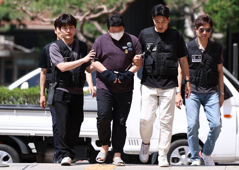 지인 사무실을 찾아가 흉기를 휘둘러 살해한 혐의를 받는 정모씨가 지난 5월 24일 오후 서울 마포구 서울서부지방법원에서 열린 구속 전 피의자 심문(영장실질심사)에 출석하고 있다. 뉴스1