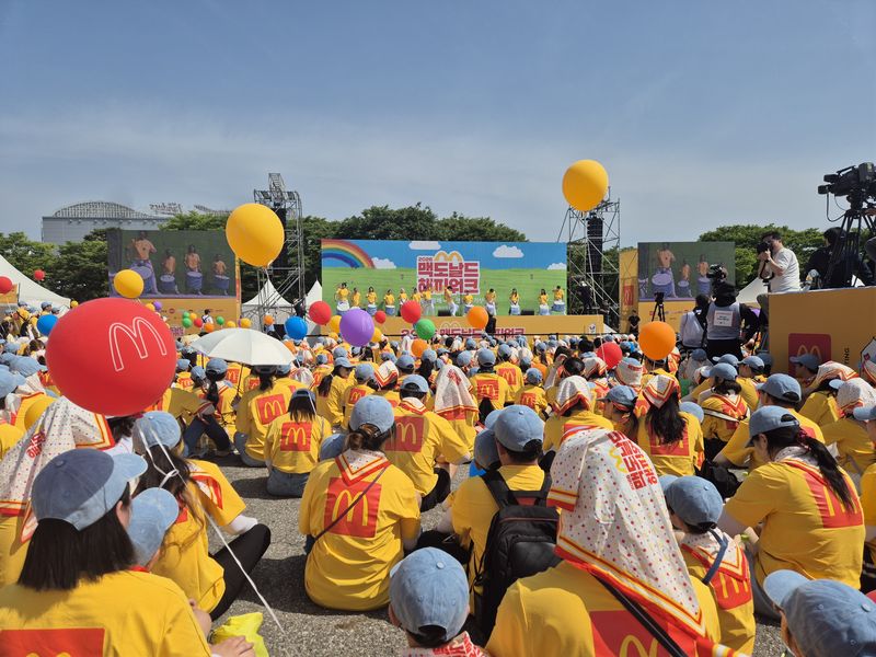 지난 24일 인천 미추홀구 문학경기장 일원에서 열린 '2026 맥도날드 해피워크' 행사에서 참가자들이 공연을 관람하고 있다. 사진=김서연기자