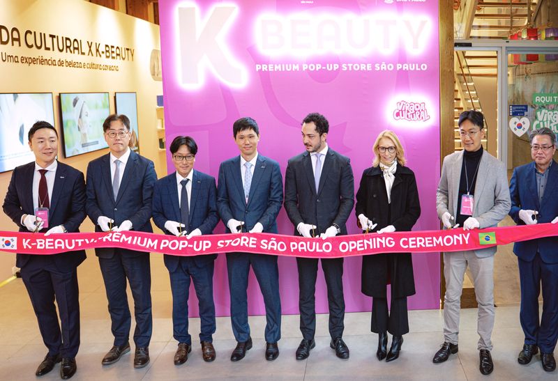 한국무역협회(KITA)가 지난 22일 브라질 상파울루 한국문화원에서 개최한 '상파울루 K-뷰티 프리미엄 팝업 스토어' 개막식에서 주최 및 후원기관 내빈들이 기념촬영을 하고 있다. 사진=한국무역협회 제공