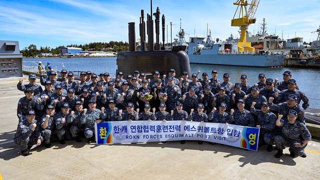 24일(한국시간) 캐나다 빅토리아 에스퀴몰트 해군 기지에서 대한민국 해군 잠수함 역사상 최초로 태평양을 횡단에 성공한 도산안창호함 장병들이 기념촬영하고 있다.해군 제공