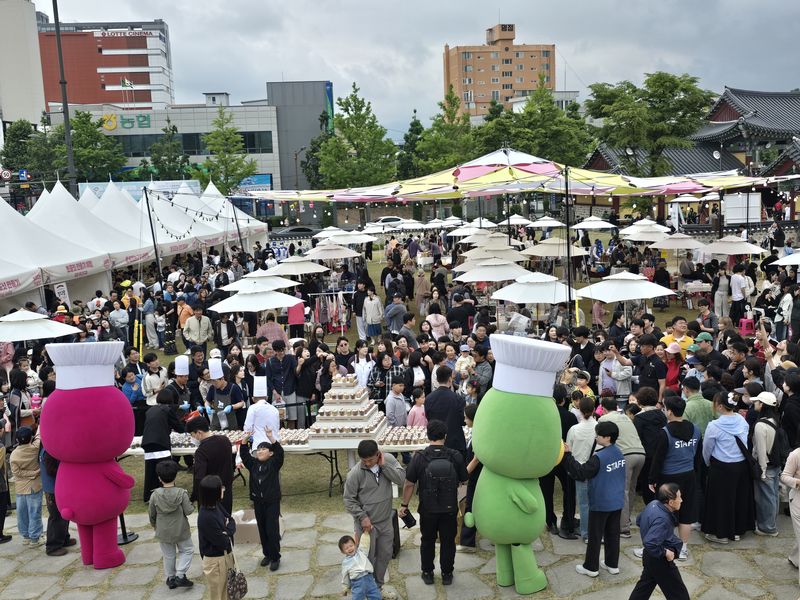 2026 빵 터지는 강릉 빵 페스타가 지난 22일부터 25일까지 강릉대도호부관아 일원에서 열린 가운데 21만여명이 몰리면 성황리에 진행됐다. 강릉시 제공