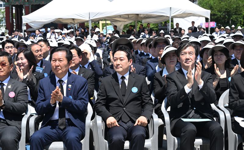 장동혁 국민의힘 대표가 18일 46주년 5·18민주화운동 정부기념식이 열린 광주 동구 옛 전남도청 앞 5·18민주광장에서 이재명 대통령 기념사에서 정청래, 조귝 대표와는 달리 박수를 치지 않고 있다. 2026.5.18 ⓒ 뉴스1 광주전남사진기자단