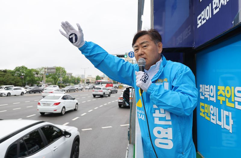 6.3 지방선거 공식 선거운동이 시작된 지난 21일 무소속 김관영 전북도지사 후보가 전주 완산구 롯데백화점 사거리에서 기호 7번이 찍힌 손바닥을 펼쳐 보이며 유세를 하고 있다. 연합뉴스