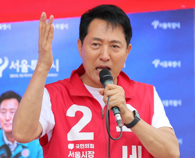 국민의힘 오세훈 서울시장 후보가 25일 서울 도봉구 홈플러스 방학점 앞에서 유권자들에게 지지를 호소하고 있다. 연합뉴스