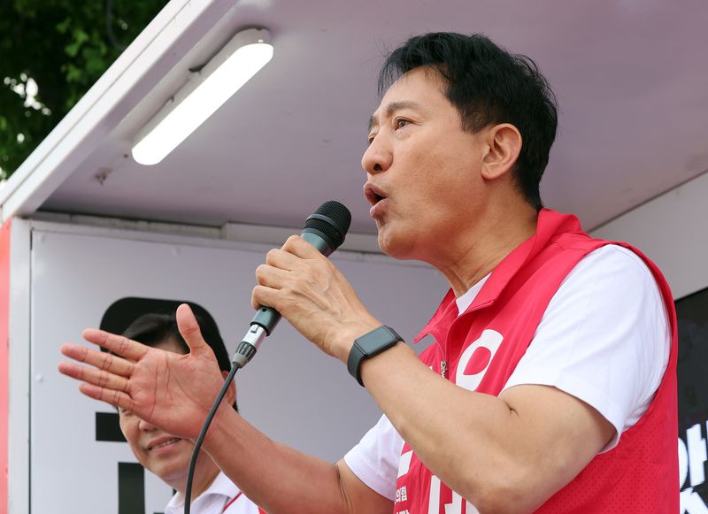 오세훈 국민의힘 서울시장 후보가 25일 서울 도봉구 홈플러스 방학점 앞에서 지지자들의 선물을 받고 환하게 웃고 있다. 2026.5.25 ⓒ 뉴스1 김진환 기자