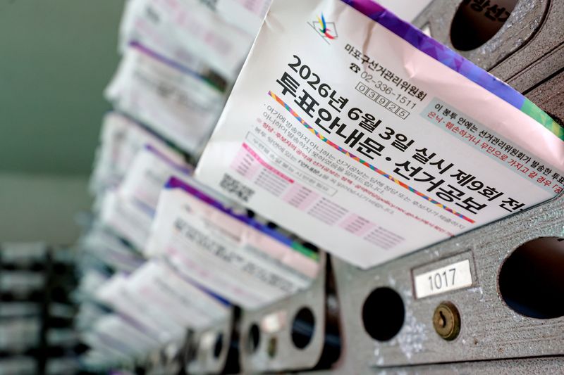 제9회 전국동시지방선거를 열흘 앞둔 24일 서울 마포구 한 아파트 단지에 선거공보물이 배달돼 있다. ⓒ 뉴스1 이호윤 기자
