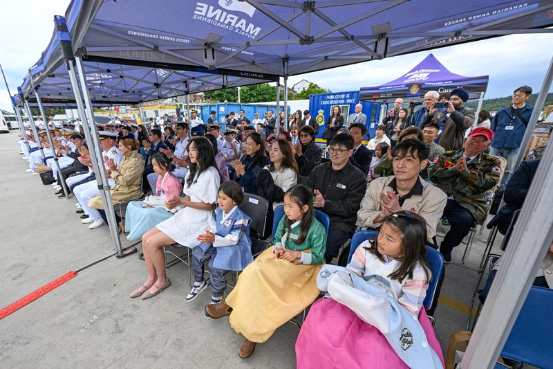 26일(한국 시간) 캐나다 빅토리아 에스퀴몰트 해군기지에서 열린 도산안창호함·대전함 입항 환영식에서 참석자들이 캐나다 전통 공연을 보며 박수를 치고 있다. 해군 제공