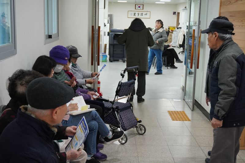 충남 청양군 청양읍 행정복지센터에서 주민들이 농어촌 기본소득을 지급받기 위해 대기하고 있다.ⓒ 뉴스1 최형욱 기자