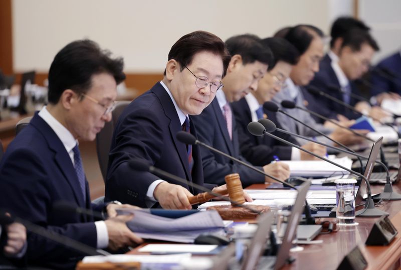 이재명 대통령이 26일 청와대에서 열린 국무회의에서 의사봉을 두드리며 개회 선언을 하고 있다. 뉴시스