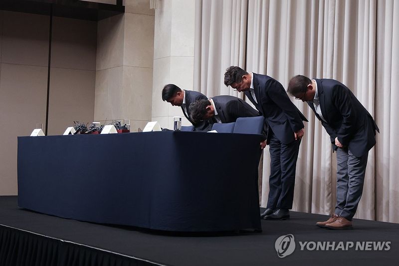 스타벅스 '탱크데이' 논란 사과하는 신세계 임원진 (출처=연합뉴스)