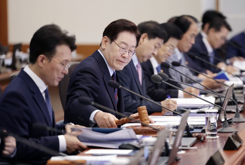 이재명 대통령이 26일 청와대에서 열린 제23회 국무회의 겸 제10차 비상경제점검회에서 의사봉을 두드리고 있다. 2026.5.26 ⓒ 뉴스1 허경 기자