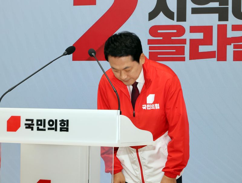 장동혁 국민의힘 대표가 26일 서울 여의도 중앙당사에서 열린 '대국민지지 호소 기자회견'에서 고개숙여 인사하고 있다. 사진=박범준 기자