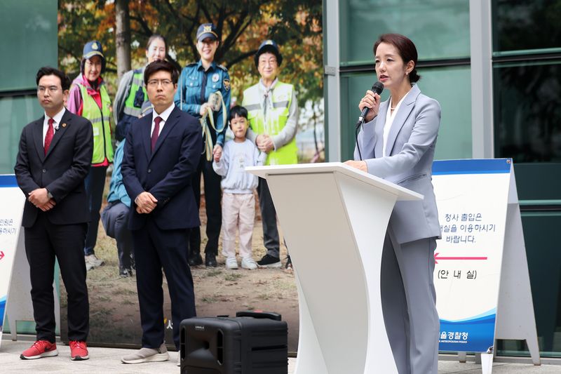 자유통일당 법률위원장 강연재 변호사가 26일 서울 종로구 서울경찰청 앞에서 이재명 대통령·윤호중 행정안전부 장관의 스타벅스에 대한 '민간 낙인찍기·권력 집단린치' 등 직권남용 혐의 고발 기자회견을 하고 있다. 뉴시스