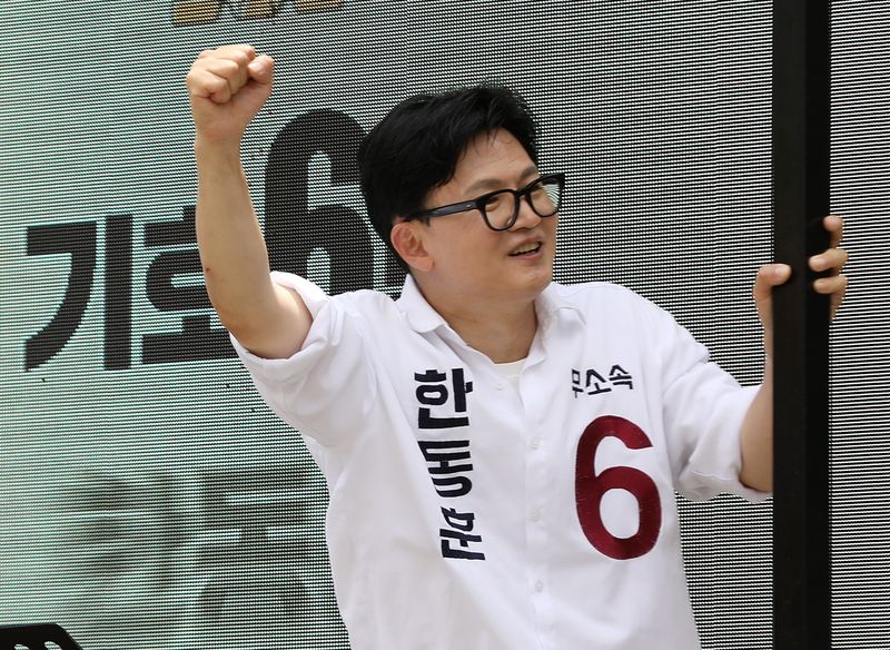한동훈 무소속 부산 북구갑 국회의원 후보가 26일 부산 북구 구포동 일대에서 유세차에 올라 유권자들에게 지지를 호소하고 있다. 뉴스1