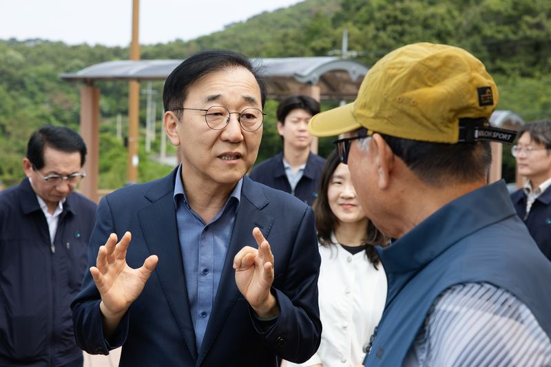 김윤덕 국토교통부 장관(앞줄 왼쪽)이 26일 가덕도신공항 건설 예정지를 방문해 지반 조사와 주민 이주대책 등 공사 준비 현황을 점검하고 있다. 국토교통부 제공