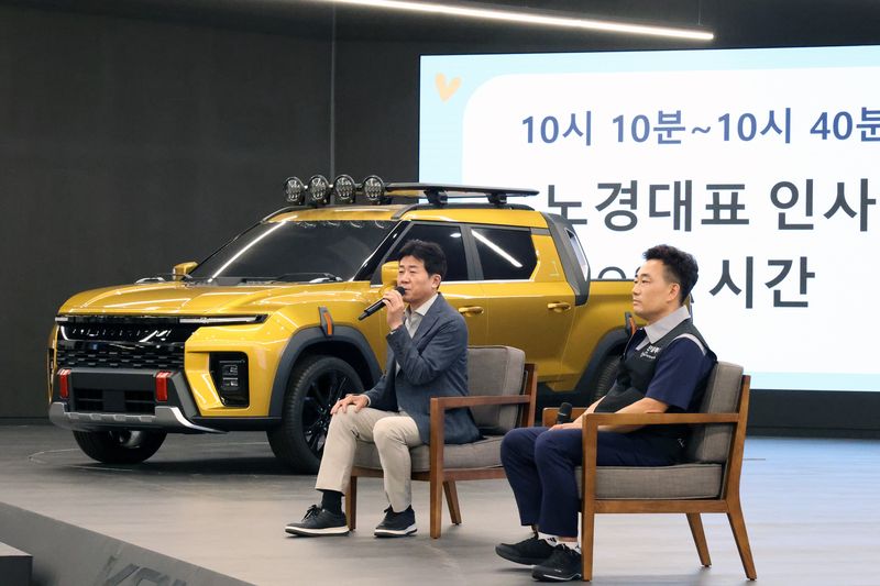 황기영 KGM 대표이사(왼쪽)와 노철 노동조합 위원장(오른쪽)이 KGM이 가정의 달을 맞아 지난 22일 평택 본사에서 개최한 '임직원 가족 초청 행사'에 참여해 발언하고 있다. KGM 제공.