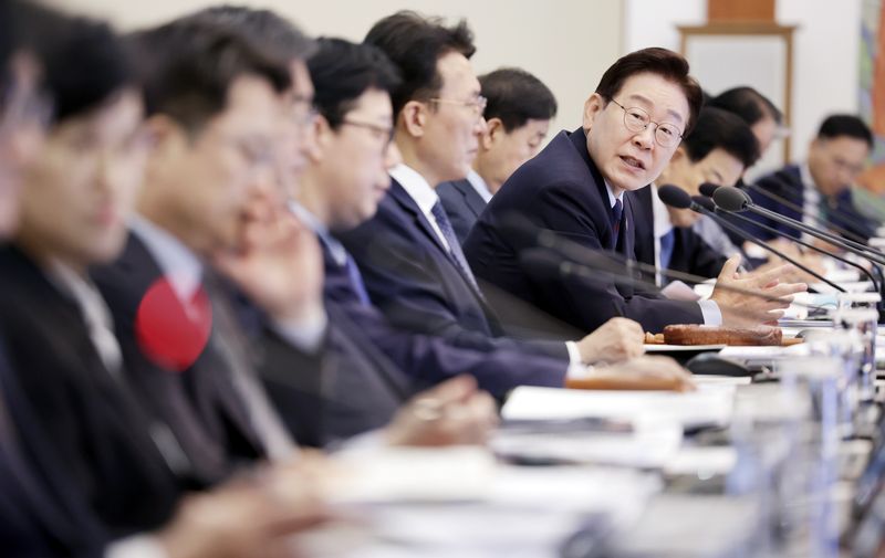 이재명 대통령이 26일 청와대에서 열린 제23회 국무회의 겸 제10차 비상경제점검회의에서 이억원 금융위원장에게 질문하고 있다. 2026.5.26 ⓒ 뉴스1 허경 기자