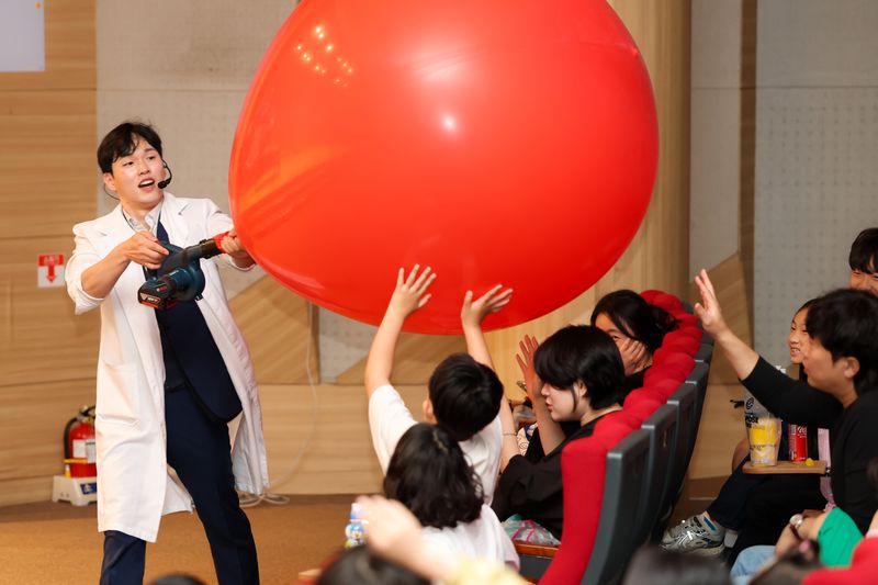 23일 부산시 기장군 장안읍 고리스포츠문화센터에서 가정의 달을 기념해 열린 '어린이 과학 마술쇼' 모습. 고리원자력본부 제공