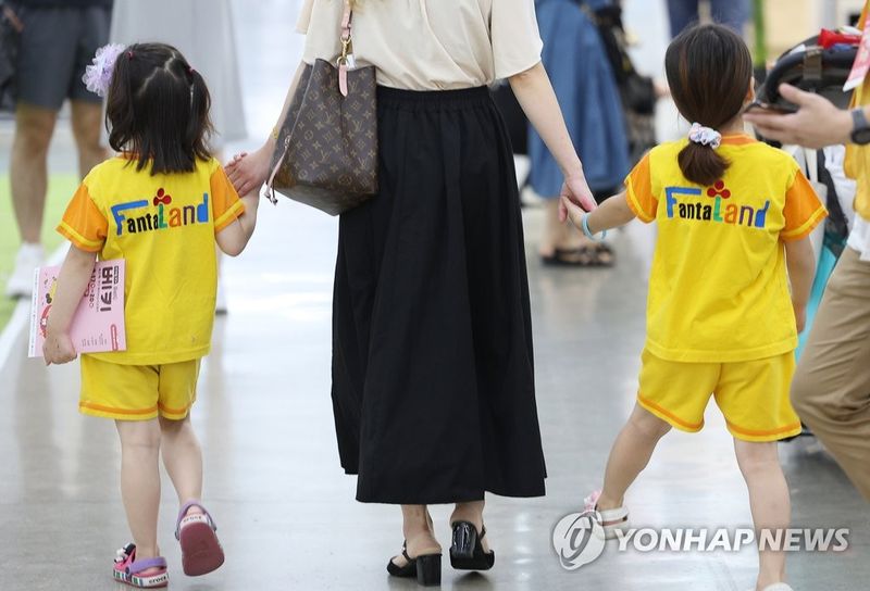 한국보건사회연구원 조사에 따르면 기관 종사자의 육아휴직 이용률은 정부기관이 78.6%로 가장 높았고, 공공기관이 61.7%, 민간 대기업이 56.1%로 그 뒤를 이었다. 반면 민간 소기업은 29.0%, 5인 미만 개인사업장은 10.2%에 그쳐, 사업장 규모에 따른 격차가 최대 7배에 달했다. /사진=연합뉴스