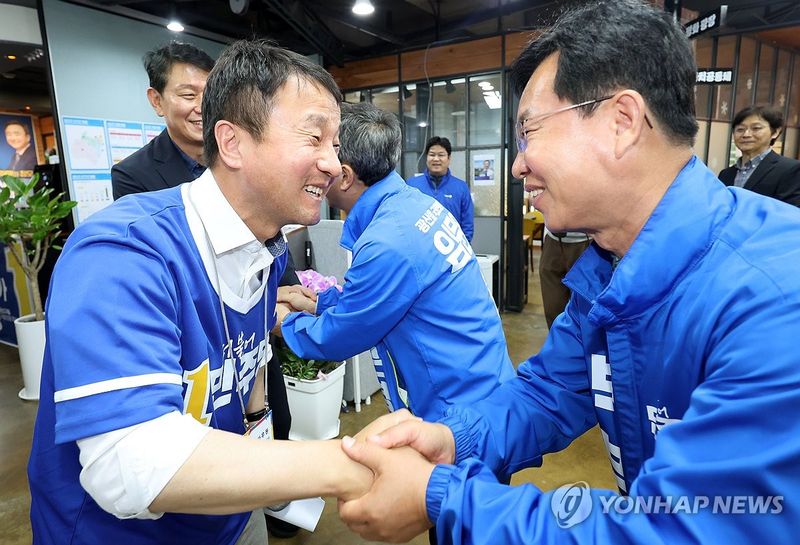 한병도 더불어민주당 원내대표가 26일 임문영 광주 광산을 재보궐선거 후보 선거사무소를 찾아 인사를 나누고 있다. 연합뉴스
