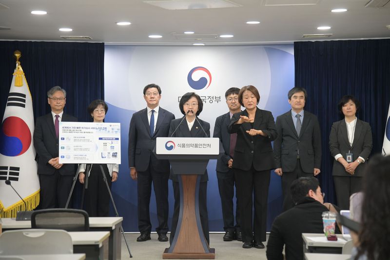 오유경 식품의약품안전처장이 26일 오후 서울 종로구 정부서울청사에서 대통령 주재 핵심규제 합리화 전략회의 후속조치인 의료제품 허가·심사 혁신 브리핑을 하고 있다. 식약처 제공