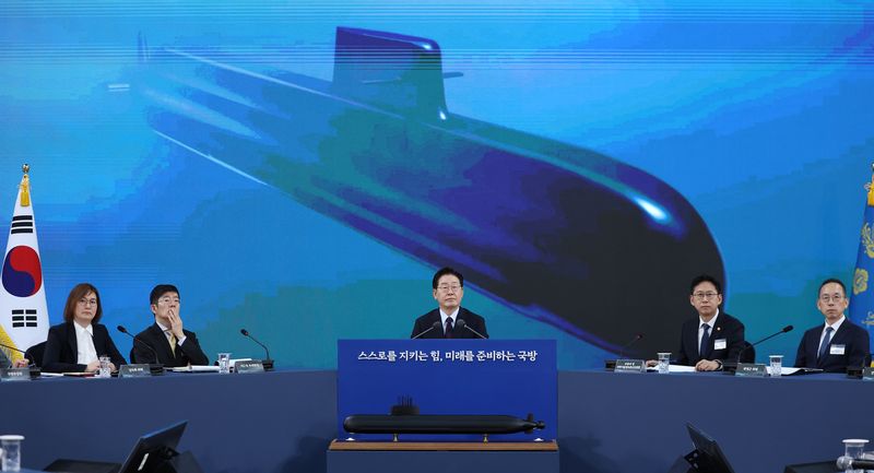 이재명 대통령이 26일 경남 창원시 진해구에서 열린 '제1회 미래국방전략위원회'에서 핵추진잠수함 기본 계획 발표를 듣고 있다. 뉴시스
