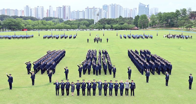 공군은 26일 공군교육사령부 대연병장에서 손석락 공군참모총장 주관으로 제156기 학사사관후보생 임관식을 거행했다. 임관식 주요 참석자들과 신임 장교들이 임관기수 제156기를 형상화하는 숫자 대형으로 기념촬영하고 있다. 공군 제공