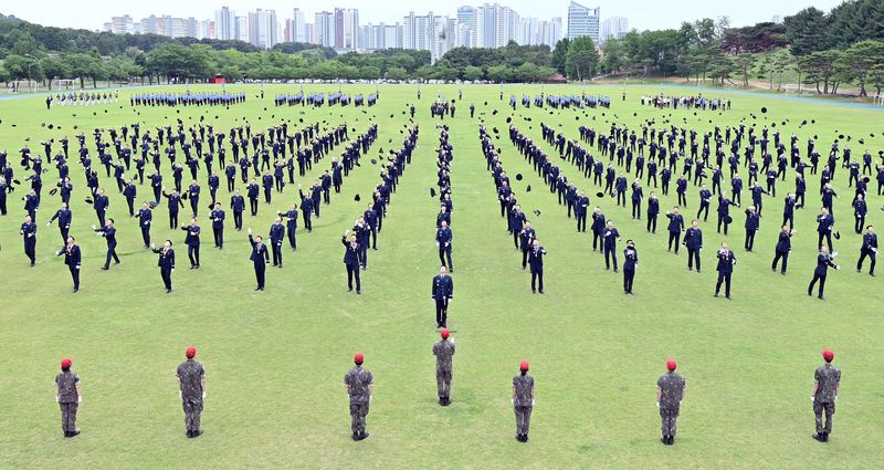 공군은 26일 공군교육사령부 대연병장에서 손석락 공군참모총장 주관으로 제156기 학사사관후보생 임관식을 거행했다. 공군 신임 장교들이 임관식을 마치고 모자를 하늘로 던지고 있다. 공군 제공