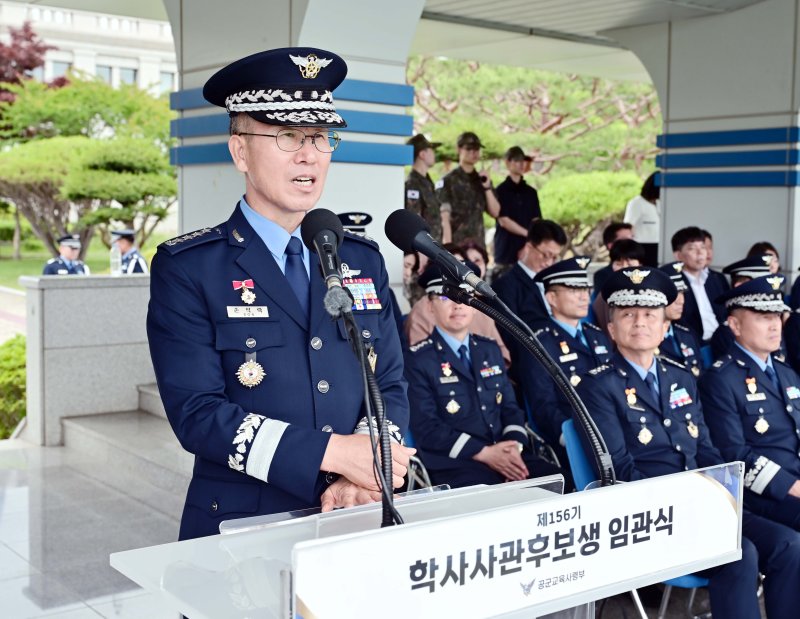 공군은 26일 공군교육사령부 대연병장에서 손석락 공군참모총장 주관으로 제156기 학사사관후보생 임관식을 거행했다. 손석락 공군참모총장이 축사하고 있다. 공군 제공