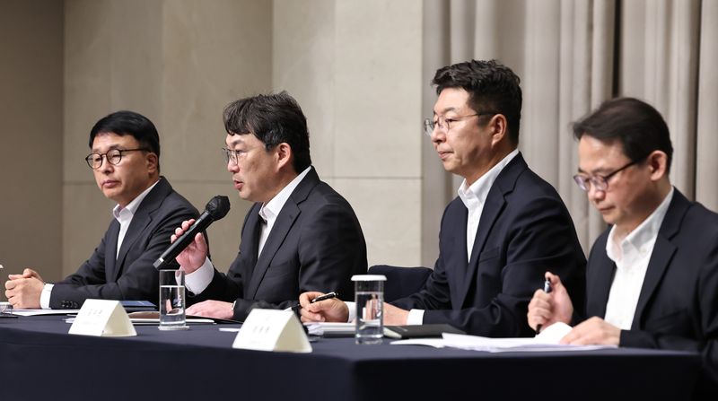전상진 신세계그룹 경영총괄 부사장이 26일 서울 강남구 조선팰리스 호텔에서 스타벅스 '탱크데이' 논란 관련 내부 진상조사 결과를 발표하고 있다. 2026.5.26 ⓒ 뉴스1 구윤성 기자