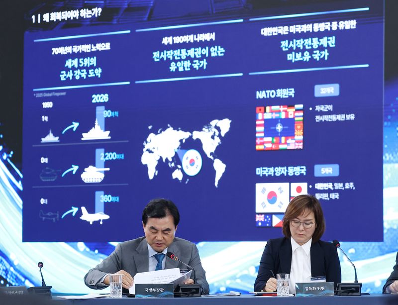 안규백 국방부 장관이 26일 경남 창원시 진해구에서 열린 '제1회 미래국방전략위원회'에서 전시작전권 조기 회복과 AI무인전투체계 군대로의 전환 안건 보고를 하고 있다. 뉴시스