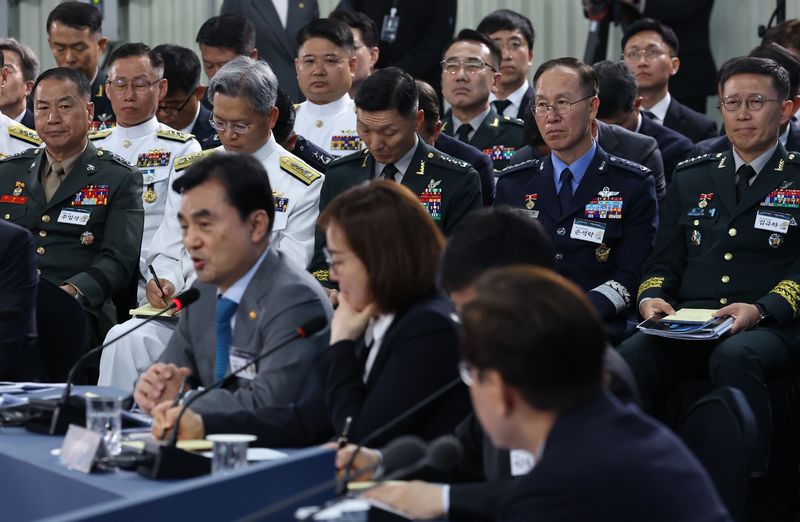 26일 경남 창원시 진해구에서 열린 이재명 대통령 주재 제1회 미래국방전략위원회에서 군 지도부가 안규백 국방부 장관의 발언을 듣고 있다. 앞줄 왼쪽부터 주일석 해병대사령관, 곽광섭 해군참모차장, 김성민 한미연합사령부 부사령관, 손석락 공군참모총장, 김규하 육군참모총장. 뉴스1