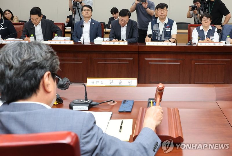 최저임금위 2차 전원회의 주재하는 권순원 위원장 (출처=연합뉴스)