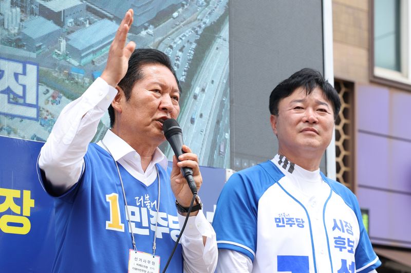 정청래 더불어민주당 대표(사진 왼쪽)가 26일 경기 이천시 중리사거리를 찾아 성수석 이천시장 후보 지지를 호소하고 있다.