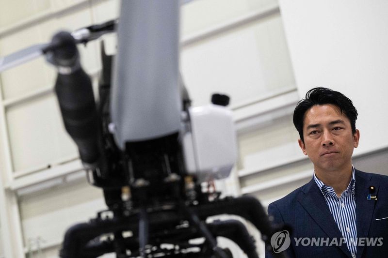 드론 앞의 고이즈미 신지로 일본 방위상. 출처=연합뉴스