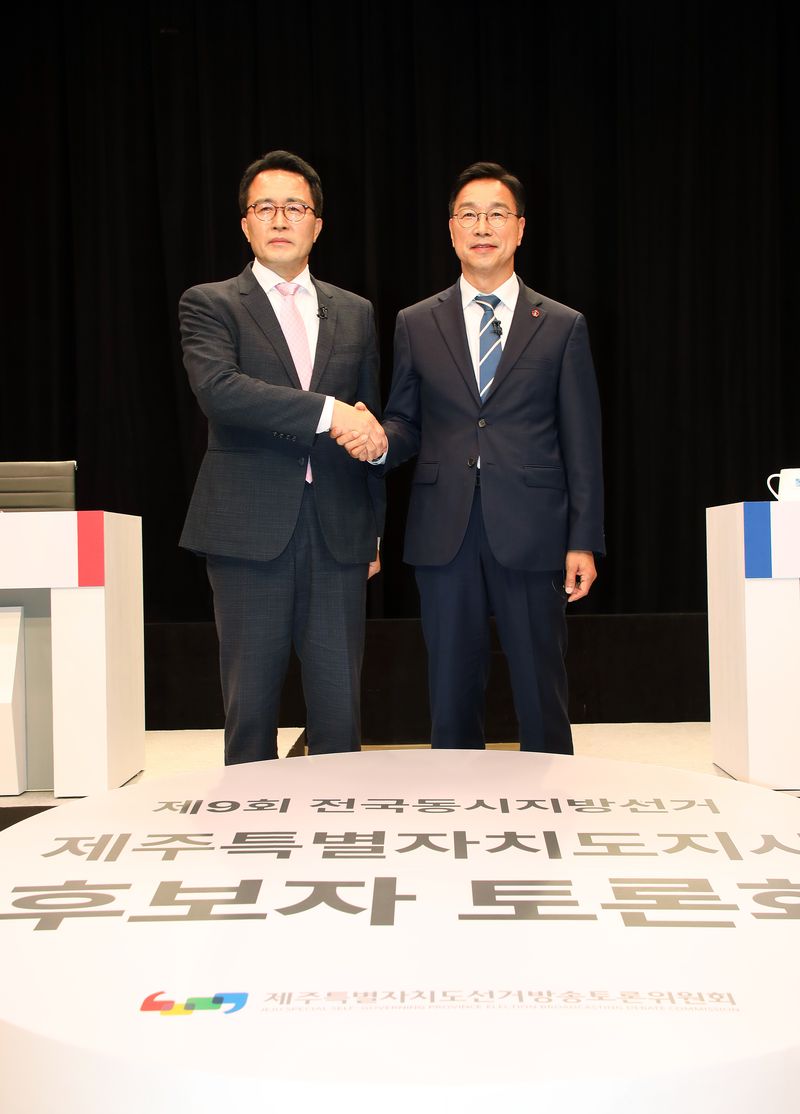 제9회 전국동시지방선거 제주도지사 선거에 출마한 기호 1번 위성곤 더불어민주당 후보(오른쪽)와 기호 2번 문성유 국민의힘 후보가 26일 오후 JIBS제주방송에서 제주도선거방송토론위원회 주관으로 열리는 토론회 직전 기념촬영을 하고 있다. 문 후보 측은 위성곤 더불어민주당 후보의 '제주 10GW 해상풍력' 구상을 두고 정부 실행계획과 제주 현장 여건을 근거로 현실성 검증이 필요하다고 주장했다. /사진=뉴스1